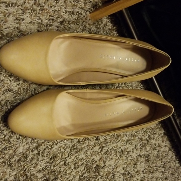 Tan heels - Picture 1 of 4